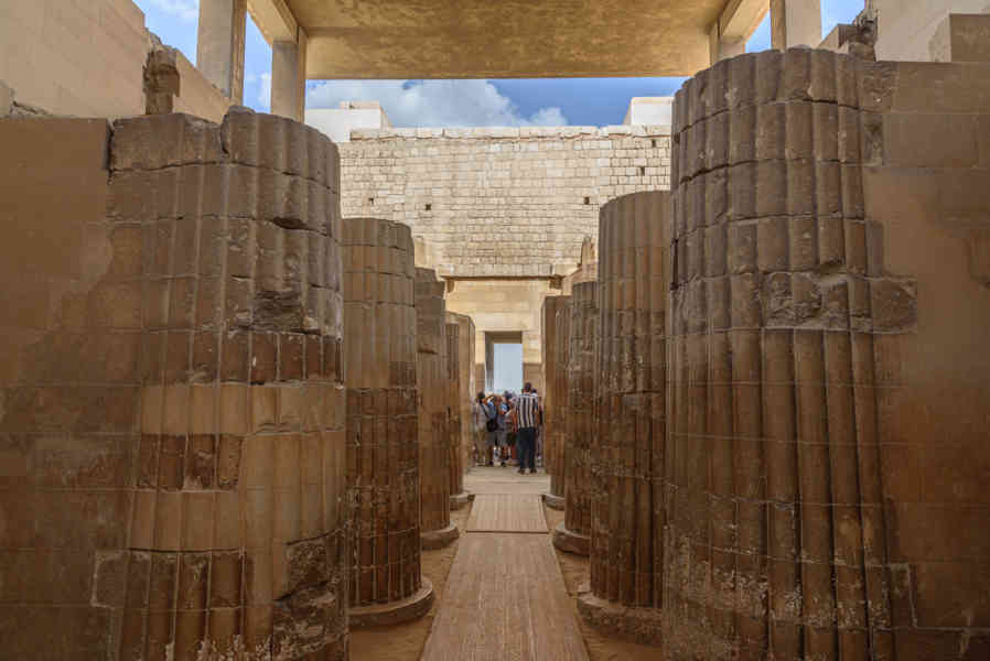 Egipto 256 - necrópolis de Sakkara - columnata de acceso.jpg